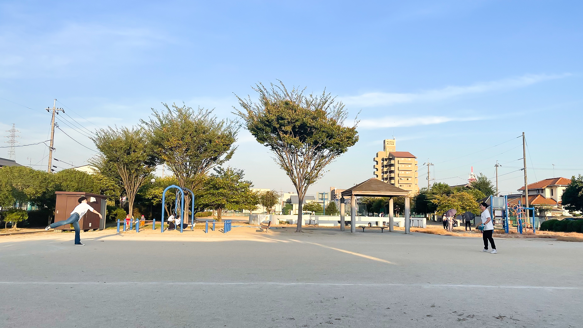 青空の下、公園でキャッチボール