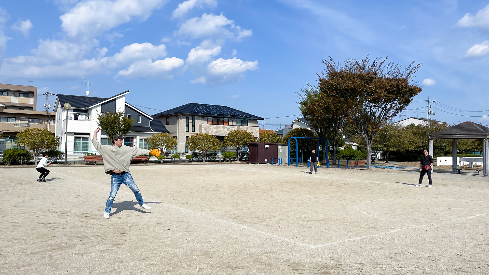 青空の下、公園でキャッチボール２